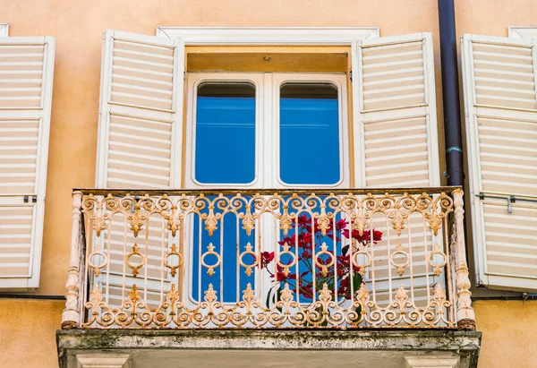 Helder Kleurrijk Italiaans Stadsgezicht Zonovergoten Straten Kleurrijke Huizen Warm Comfortabel — Stockfoto