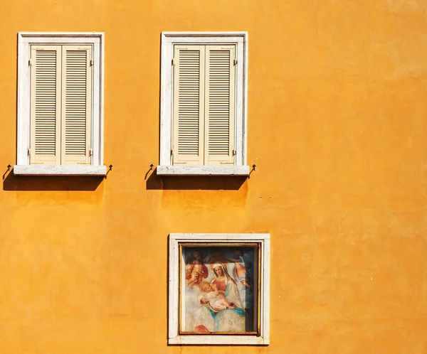 色彩艳丽的意大利城市风景 阳光灿烂的街道 多彩的房子温暖和舒适 旅游和旅行 棕榈树 所有窗户和阳台上古老的百叶窗 — 图库照片