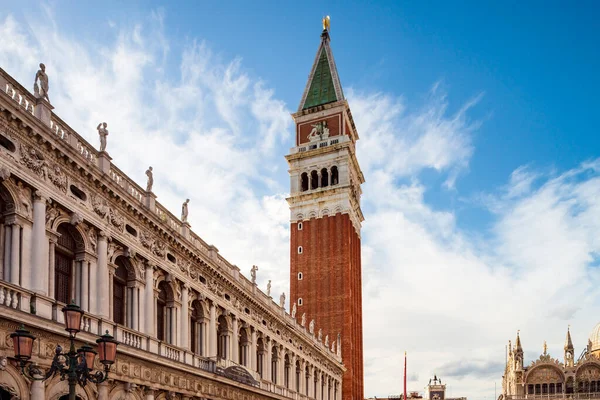 威尼斯的圣马可广场阳光灿烂的一天 钟楼高耸 意大利 — 图库照片