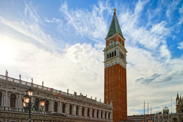 ヴェネツィアの聖マルコ広場 晴れた日に背の高い鐘楼 イタリア — ストック写真