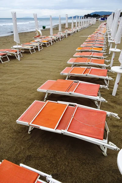 Liegestühle Einem Einsamen Strand Einem Bewölkten Tag Toskana Italien — Stockfoto