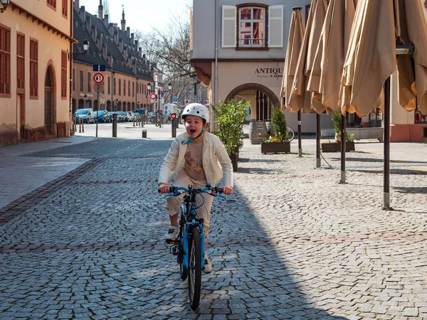 Estrasburgo Francia Marzo 2020 Hora Cuarentena Epidemia Coronavirus Chica Bicicleta — Foto de Stock