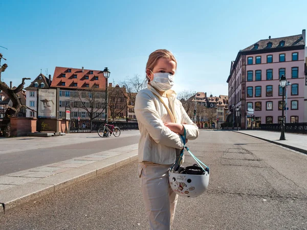 Straatsburg Frankrijk Maart 2020 Quarantainetijd Coronavirusepidemie Meisje Fiets Lege Stad — Stockfoto