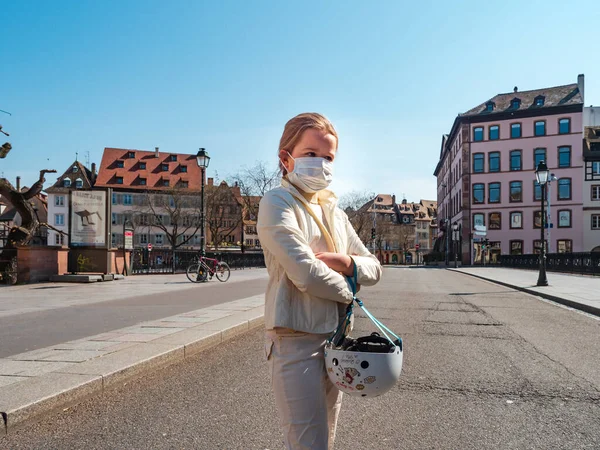 Straatsburg Frankrijk Maart 2020 Quarantainetijd Coronavirusepidemie Meisje Fiets Lege Stad — Stockfoto