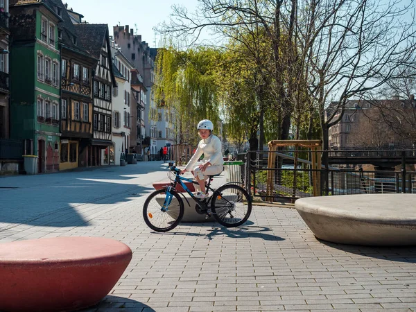 ストラスブール フランス 2020年3月27日 検疫時間 コロナウイルスの流行 ストラスブールの空の街の自転車の女の子 — ストック写真
