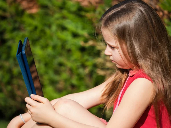 Aprendizaje Distancia Durante Período Cuarentena Del Virus Covid Linda Colegiala — Foto de Stock