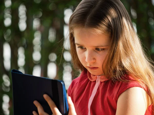 Covid 19病毒检疫期间的远距离学习 可爱的小女孩 留着长发 从家里开始学习 坐在草地上的花园里 通过互联网使用平板电脑和远程工作 — 图库照片