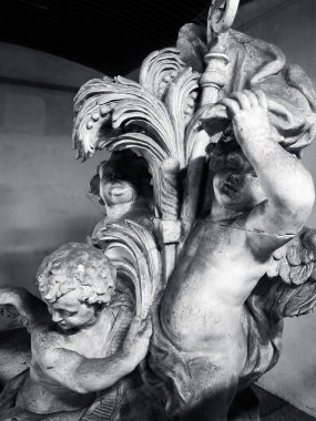 Yıllar önce taştan ustalıkla oyulmuş dini temalı heykeller. Fransa.