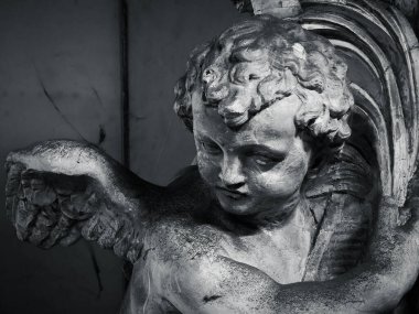 Yıllar önce taştan ustalıkla oyulmuş dini temalı heykeller. Fransa.