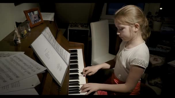 一个小女孩在钢琴上弹奏古典音乐 年轻的天才 — 图库视频影像