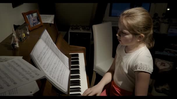 Ein Kleines Schulmädchen Spielt Ein Klassisches Musikstück Auf Einem Klavier — Stockvideo