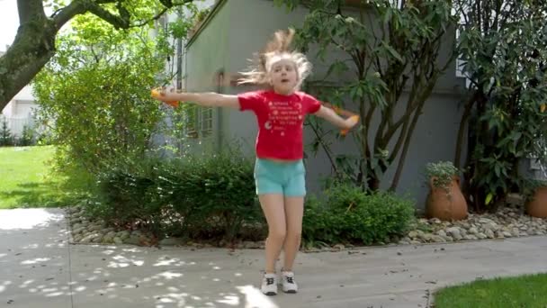 Een Meisje Dat Tuin Springt Oefening Beweging Tijdens Zelfisolatie Door — Stockvideo