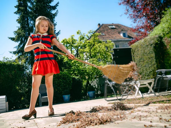 Een Schoolmeisje Poseert Met Een Bezem Haar Moeders Schoenen Tuin — Stockfoto