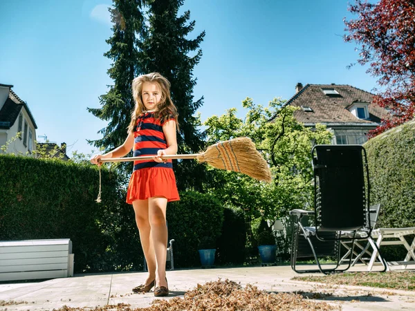 Školačka Pózuje Koštětem Matčiných Botách Dvoře Zametání Zahradě Slunečné Počasí — Stock fotografie