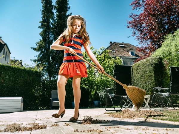 Skolflicka Poserar Med Kvast Och Sina Mödrars Skor Gården Sopar — Stockfoto