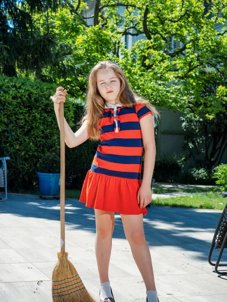 Een Schoolmeisje Poseert Met Een Bezem Haar Moeders Schoenen Tuin — Stockfoto