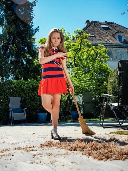 Școlăriță Pozează Mătură Pantofii Mamei Curte Măturat Grădină Vremea Însorită — Fotografie, imagine de stoc