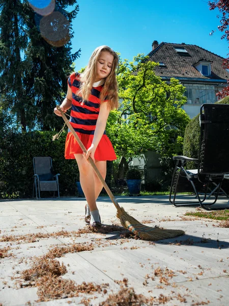Eine Schülerin Posiert Mit Einem Besen Und Den Schuhen Ihrer — Stockfoto