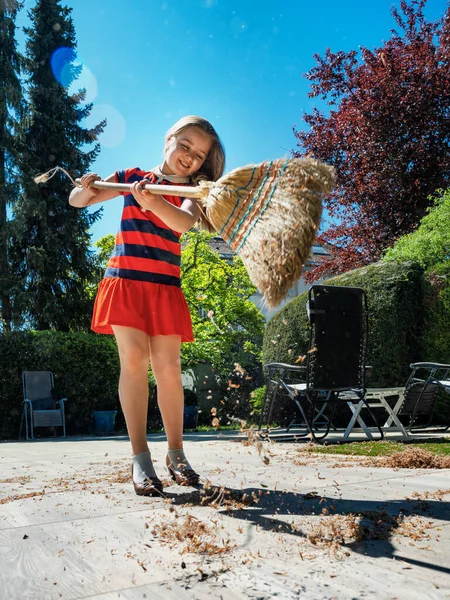 Skolflicka Poserar Med Kvast Och Sina Mödrars Skor Gården Sopar — Stockfoto