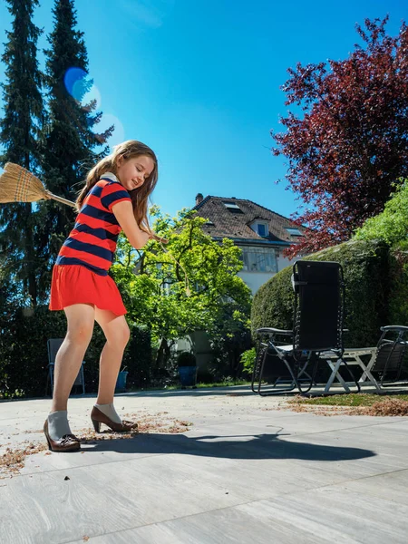 Een Schoolmeisje Poseert Met Een Bezem Haar Moeders Schoenen Tuin — Stockfoto