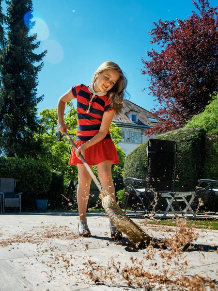 Skolflicka Poserar Med Kvast Och Sina Mödrars Skor Gården Sopar — Stockfoto