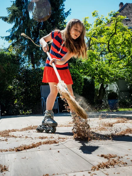 Uma Estudante Posa Com Uma Vassoura Quintal Enquanto Patinava Dama — Fotografia de Stock