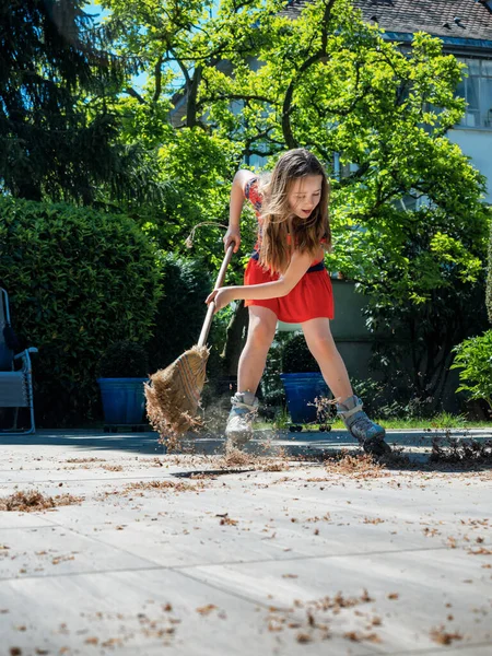 Eine Schülerin Posiert Mit Einem Besen Auf Dem Hof Während — Stockfoto