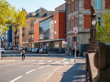 Yazı: 8 Nisan 2020: Strasbourg, Fransa. Koronavirüs karantinası sırasında Strasbourg şehrinin boş sokakları, izolasyon süresi.