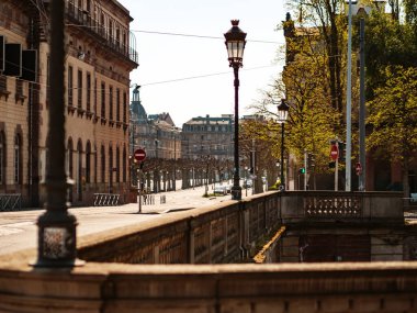Yazı: 8 Nisan 2020: Strasbourg, Fransa. Koronavirüs karantinası sırasında Strasbourg şehrinin boş sokakları, izolasyon süresi.