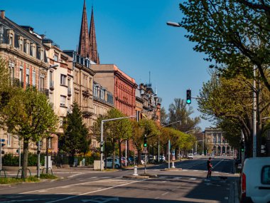 Yazı: 8 Nisan 2020: Strasbourg, Fransa. Koronavirüs karantinası sırasında Strasbourg şehrinin boş sokakları, izolasyon süresi.