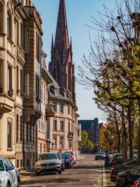 Yazı: 8 Nisan 2020: Strasbourg, Fransa. Koronavirüs karantinası sırasında Strasbourg şehrinin boş sokakları, izolasyon süresi.