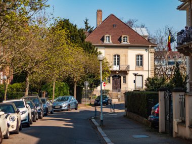 Yazı: 8 Nisan 2020: Strasbourg, Fransa. Koronavirüs karantinası sırasında Strasbourg şehrinin boş sokakları, izolasyon süresi.