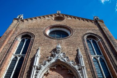 Venedik 'in turistik manzarası. Yansımalı kanallar. Sokak ışıkları ve parlak güneşin altında renkli evler. Rahatlık ve sükunet. İtalya.