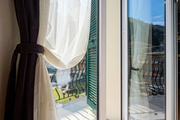 Sol Manhã Rompe Cortinas Ajar Para Dentro Casa Conforto Calor — Fotografia de Stock