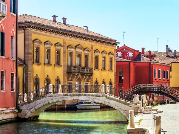 Vista Turística Venecia Canales Con Reflejos Luces Calle Casas Coloridas — Foto de Stock
