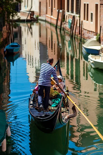 Turistutsikt Över Venedig Kanaler Med Reflektioner Gatubelysning Och Färgglada Hus — Stockfoto