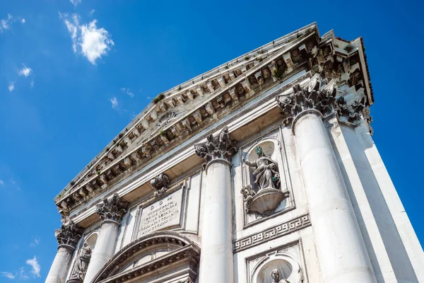 Turistutsikt Över Venedig Kanaler Med Reflektioner Gatubelysning Och Färgglada Hus — Stockfoto