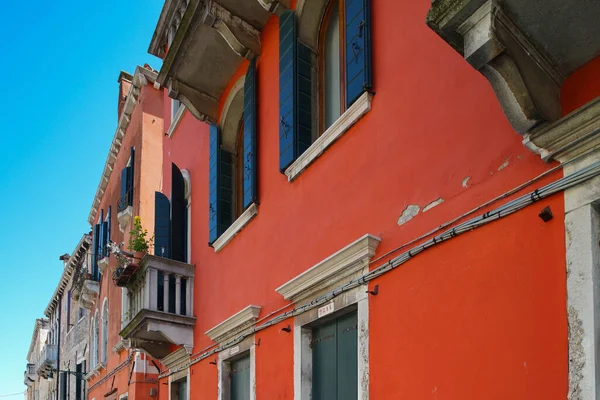 Vista Turística Venecia Canales Con Reflejos Luces Calle Casas Coloridas — Foto de Stock