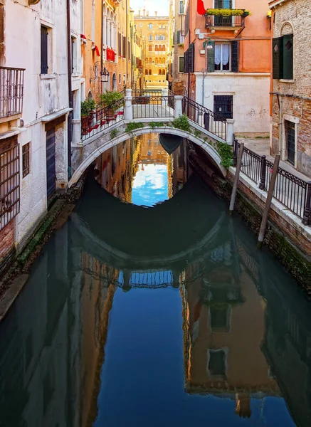 Vista Turística Venecia Canales Con Reflejos Luces Calle Casas Coloridas — Foto de Stock