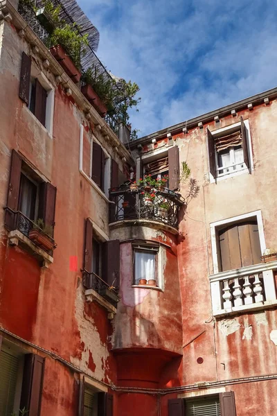 Venedik Turistik Manzarası Yansımalı Kanallar Sokak Işıkları Parlak Güneşin Altında — Stok fotoğraf