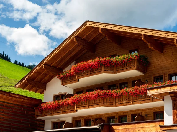 Varandas Terraços Decorados Com Flores Coloridas Vaso Resort Alpino Áustria — Fotografia de Stock