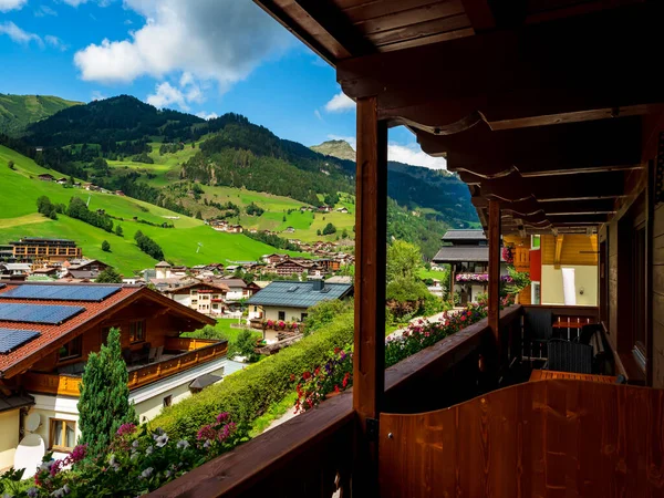Avusturya Bir Dağlık Bölgede Renkli Saksı Çiçekleriyle Süslenmiş Balkonlar Teraslar — Stok fotoğraf