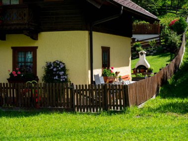Yazın Avusturya 'da bir dağlık bölgenin yeşil tepeleri. Küçük bir köy, oteller ve Chalet 'ler, hepsi renkli. Çatılarda güzel teraslar ve güneş panelleri var. Medeniyetin yakınlığı ve saf doğa. Grossarl.