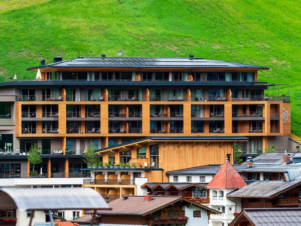 夏にオーストリアの高山リゾート地の緑の丘 小さな村 ホテルやシャレー すべての色で 屋根の上の美しいテラスやソーラーパネル 文明と純粋な自然の近さ グロサール — ストック写真