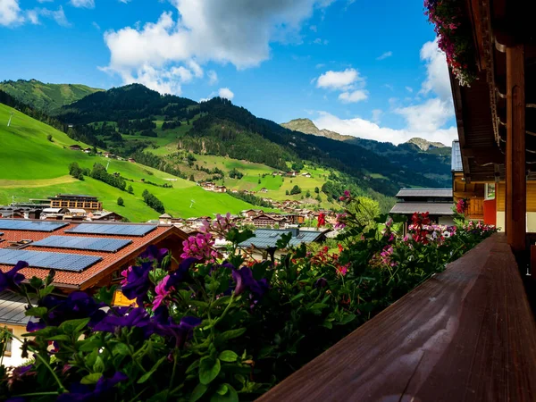 Зеленые Холмы Альпийского Курорта Австрии Летом Маленькая Деревня Отели Шале — стоковое фото