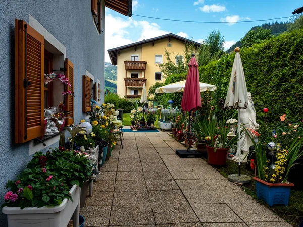 Grüne Hügel Eines Alpenresorts Österreich Sommer Kleines Dorf Hotels Und — Stockfoto