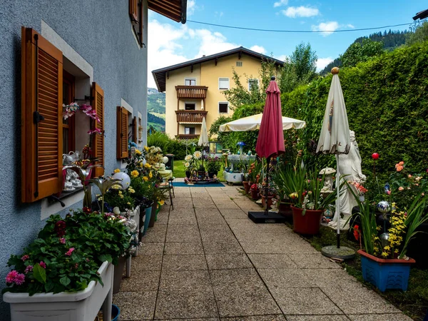 Colinas Verdes Resort Alpino Áustria Verão Pequena Aldeia Hotéis Chalés — Fotografia de Stock