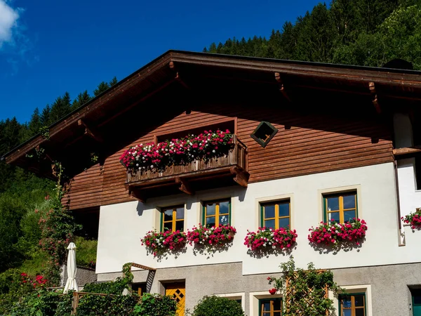 Colinas Verdes Resort Alpino Áustria Verão Pequena Aldeia Hotéis Chalés — Fotografia de Stock