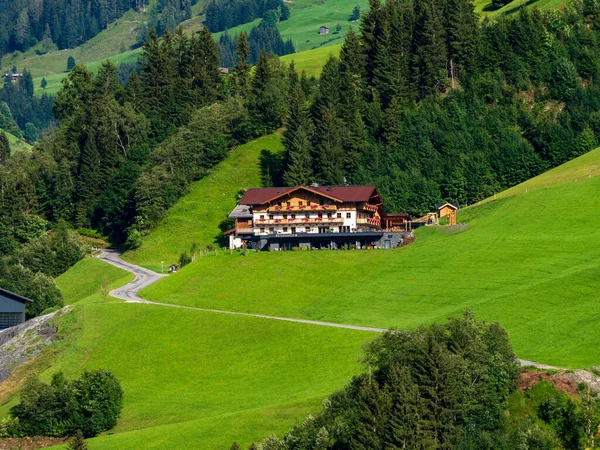 Colinas Verdes Resort Alpino Áustria Verão Pequena Aldeia Hotéis Chalés — Fotografia de Stock