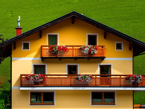 Collines Verdoyantes Une Station Alpine Autriche Été Petit Village Hôtels — Photo